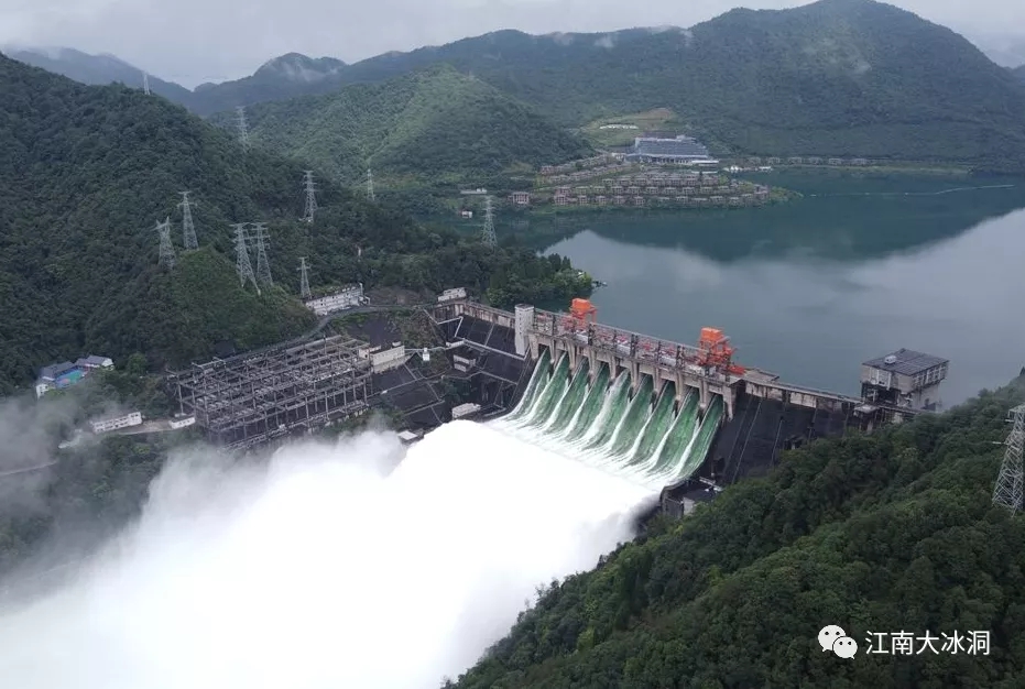 长三角凉都：-8°C自然式大冰洞、17°C天然溶洞休闲餐厅、溶洞飞拉达、深水地下湖，还有17°C滨水小城！